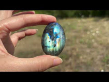 Charger et lire la vidéo dans la visionneuse de la Galerie, Galet en labradorite 4
