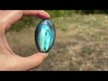 Charger et lire la vidéo dans la visionneuse de la Galerie, Galet en labradorite 3
