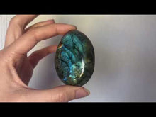 Charger et lire la vidéo dans la visionneuse de la Galerie, Galet en labradorite 2
