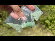 Charger et lire la vidéo dans la visionneuse de la Galerie, Perles en aventurine verte facettées entre 2 et 4mm
