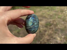 Charger et lire la vidéo dans la visionneuse de la Galerie, Galet en labradorite 8
