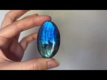 Charger et lire la vidéo dans la visionneuse de la Galerie, Galet en labradorite 4
