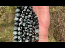 Charger et lire la vidéo dans la visionneuse de la Galerie, Perles en oeil d&#39;aigle entre 6 et 10mm OAD
