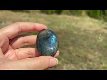 Charger et lire la vidéo dans la visionneuse de la Galerie, Galet en labradorite 10
