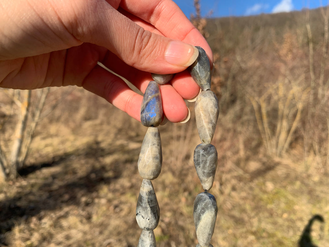 Perles en labradorite, forme goutte facettées 12 x 26mm