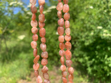 Charger l&#39;image dans la galerie, Perles en pierre de soleil, forme petits galets 8-10mm
