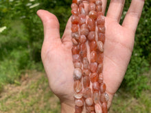 Charger l&#39;image dans la galerie, Perles en pierre de soleil, forme petits galets 10-12mm
