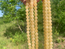 Charger l&#39;image dans la galerie, Perles en calcite jaune entre 6 et 10mm
