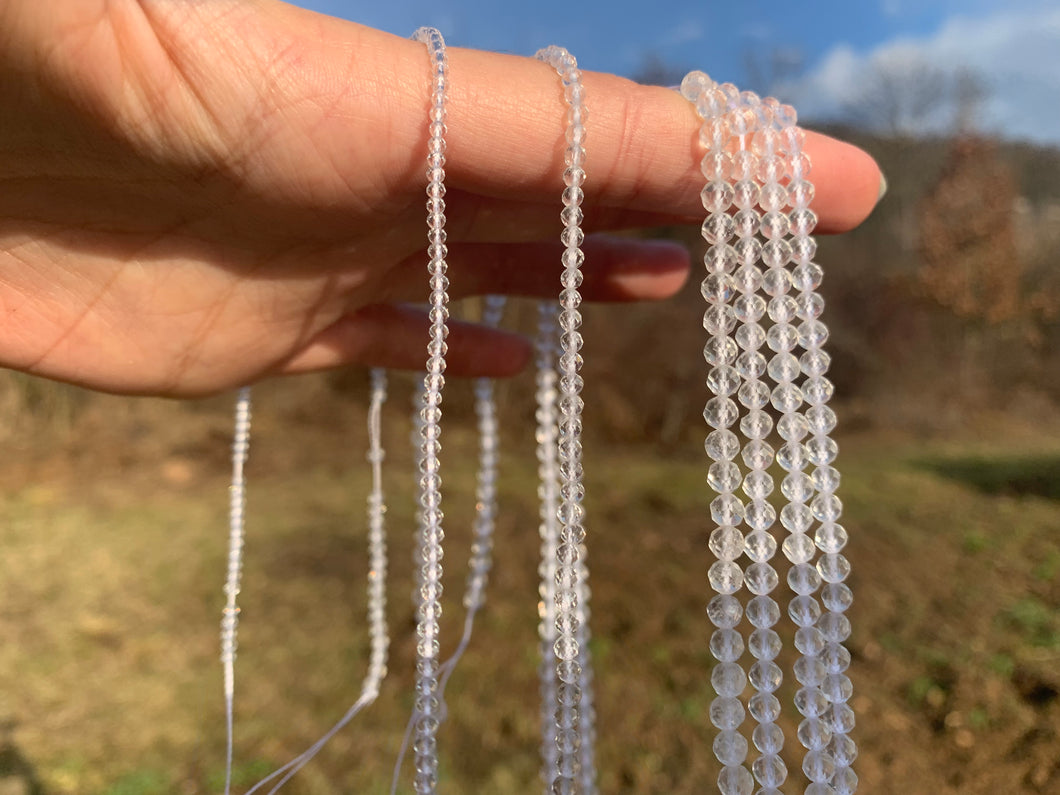 Perles en cristal de roche facettées entre 2 et 4mm