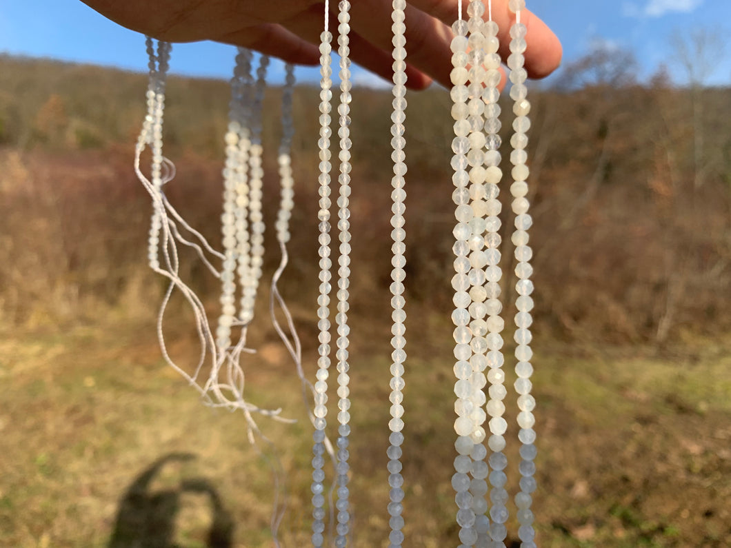 Perles en pierre de lune blanche facettées entre 2 et 4,5mm