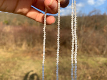 Charger l&#39;image dans la galerie, Perles en pierre de lune blanche facettées entre 2 et 4,5mm
