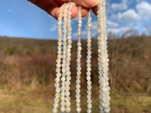 Charger l&#39;image dans la galerie, Perles en pierre de lune blanche facettées entre 2 et 4,5mm
