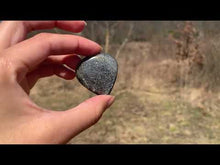 Charger et lire la vidéo dans la visionneuse de la Galerie, Quartz avec inclusions de graphite 4
