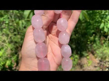 Charger et lire la vidéo dans la visionneuse de la Galerie, Perles en quartz rose, forme galet de taille moyenne
