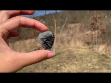 Charger et lire la vidéo dans la visionneuse de la Galerie, VENDU Quartz avec inclusions de tourmaline 6
