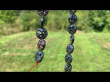 Charger et lire la vidéo dans la visionneuse de la Galerie, Perles en hématite, forme arbre de vie ajouré
