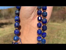 Charger et lire la vidéo dans la visionneuse de la Galerie, Perles en lapis-lazuli entre 8 et 10mm
