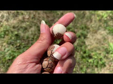 Charger et lire la vidéo dans la visionneuse de la Galerie, Perle en bois de noix de coco
