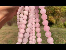 Charger et lire la vidéo dans la visionneuse de la Galerie, Perles en quartz rose mate entre 4 et 12mm
