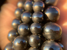 Charger l&#39;image dans la galerie, Perles en hématite avec un aspect mate et polie entre 6 et 12mm

