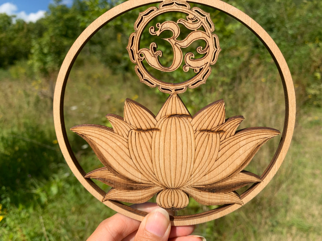 Lotus avec Om en bois