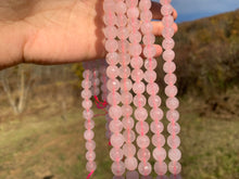 Charger l&#39;image dans la galerie, Perles en quartz rose facettées non transparentes entre 4 et 12mm
