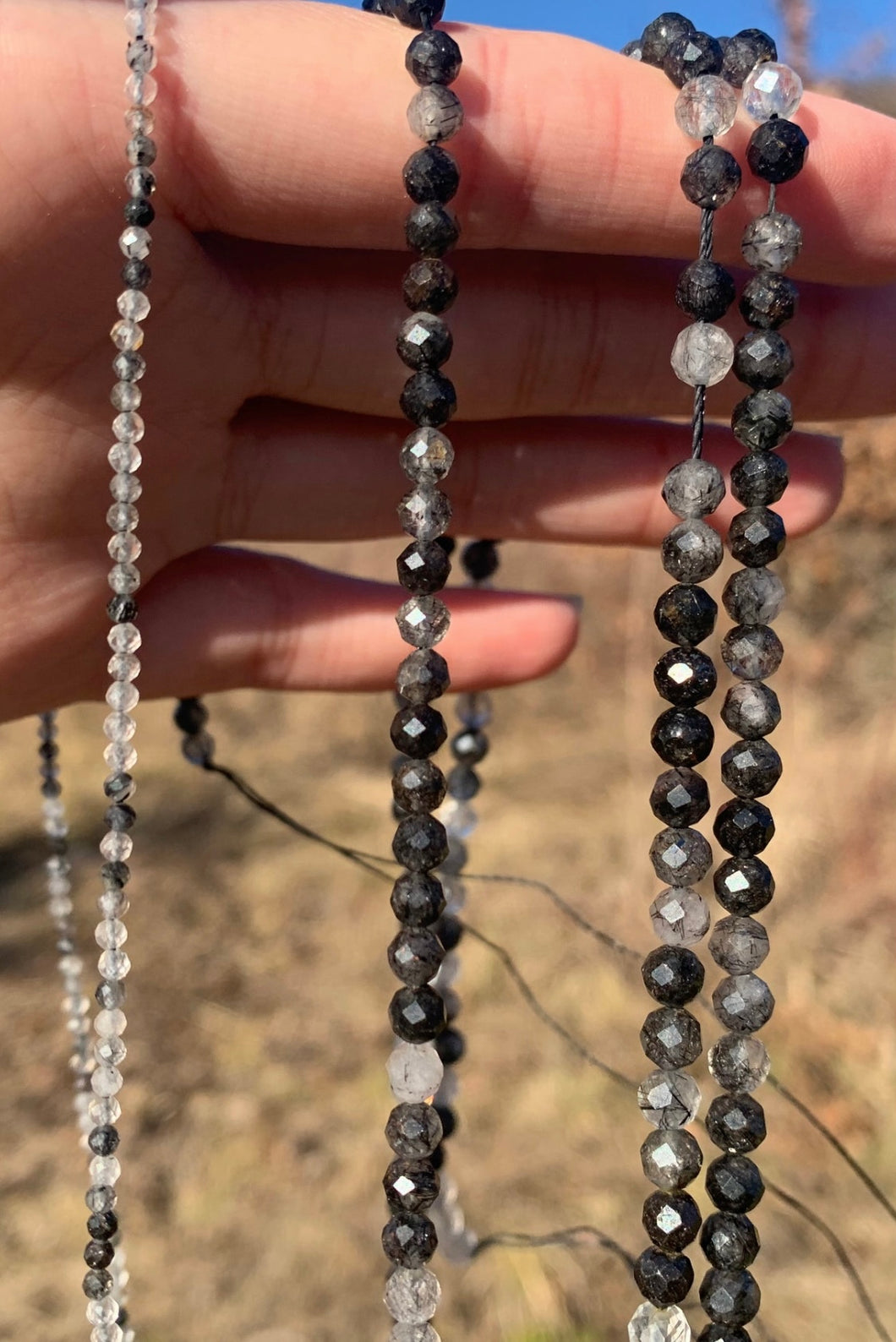 Perles en quartz avec inclusions de tourmaline facettées entre 2 et 4,5mm