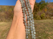 Charger l&#39;image dans la galerie, Perles en labradorite, forme diamant entre 6 et 10mm
