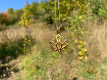 Charger l&#39;image dans la galerie, Bola « lotus » doré en acier inoxydable
