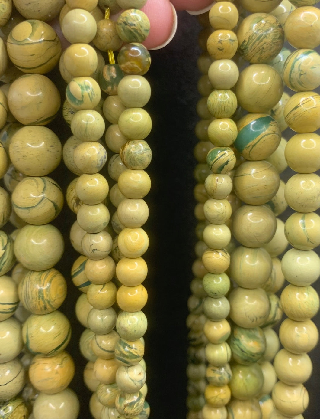 Perles en roche entre 6 et 10mm