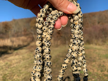 Charger l&#39;image dans la galerie, Perles en jaspe dalmatien entre 2 et 12mm
