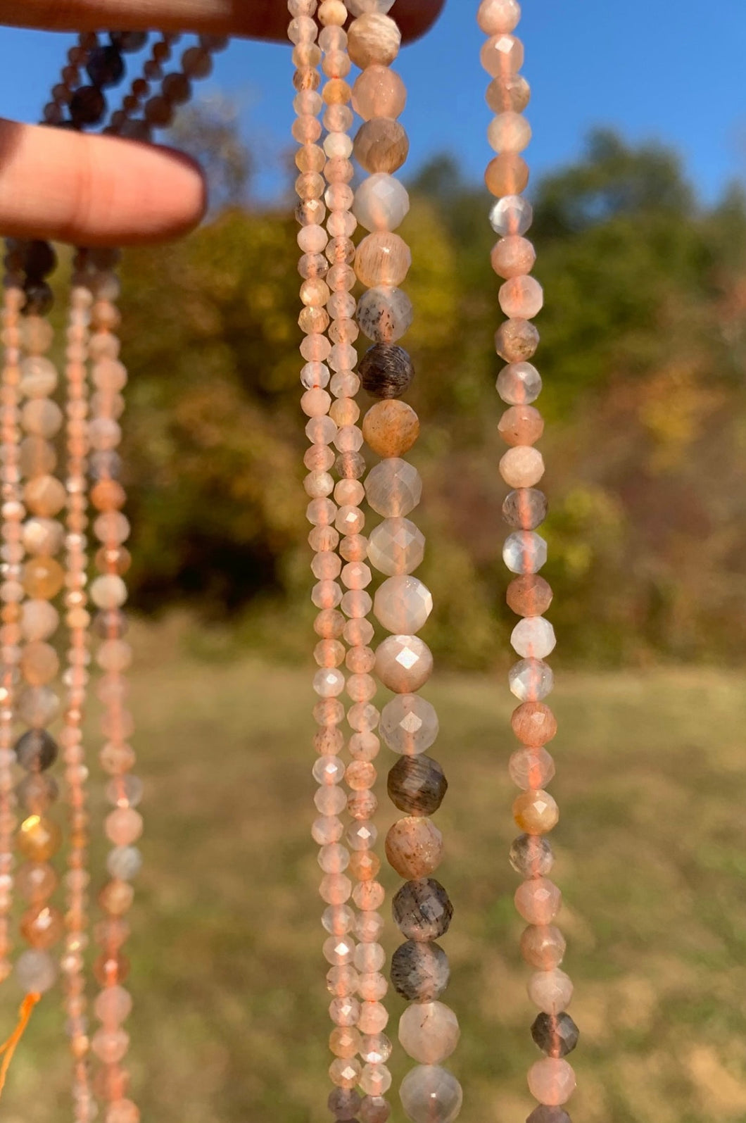 Perles en pierre de lune multicolore facettées entre 2 et 5,5mm