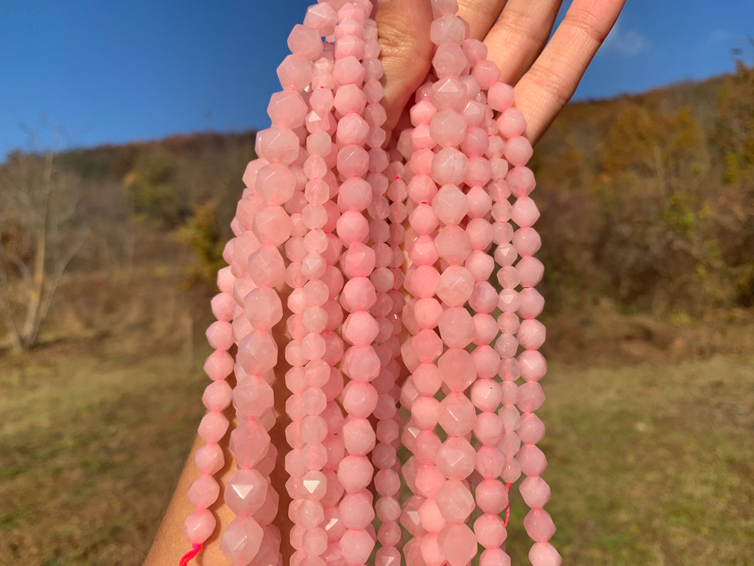 Perles en quartz rose, forme diamant entre 6 et 10mm