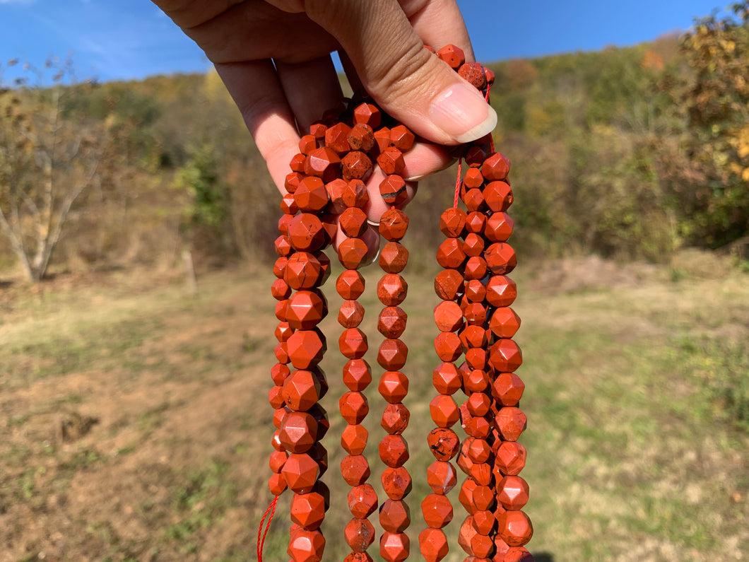 Perles en jaspe rouge, forme diamant entre 6 et 10mm