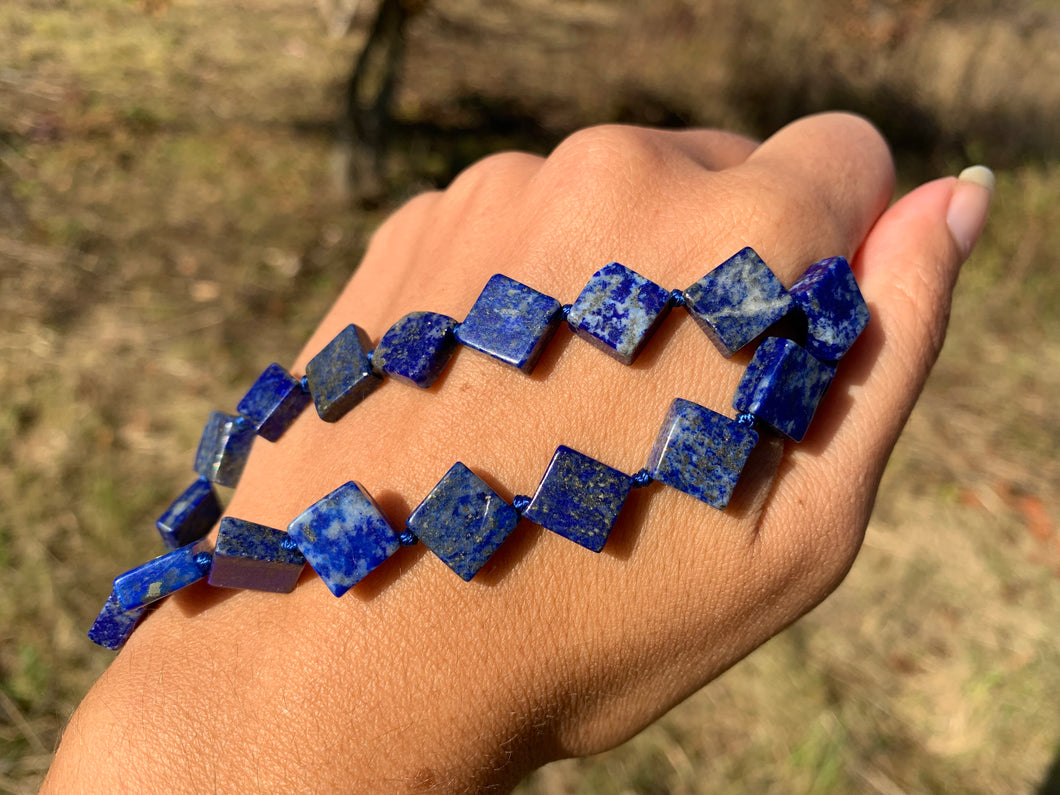 Perles en lapis-lazuli, forme carré