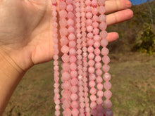 Charger l&#39;image dans la galerie, Perles en quartz rose, forme diamant entre 6 et 10mm
