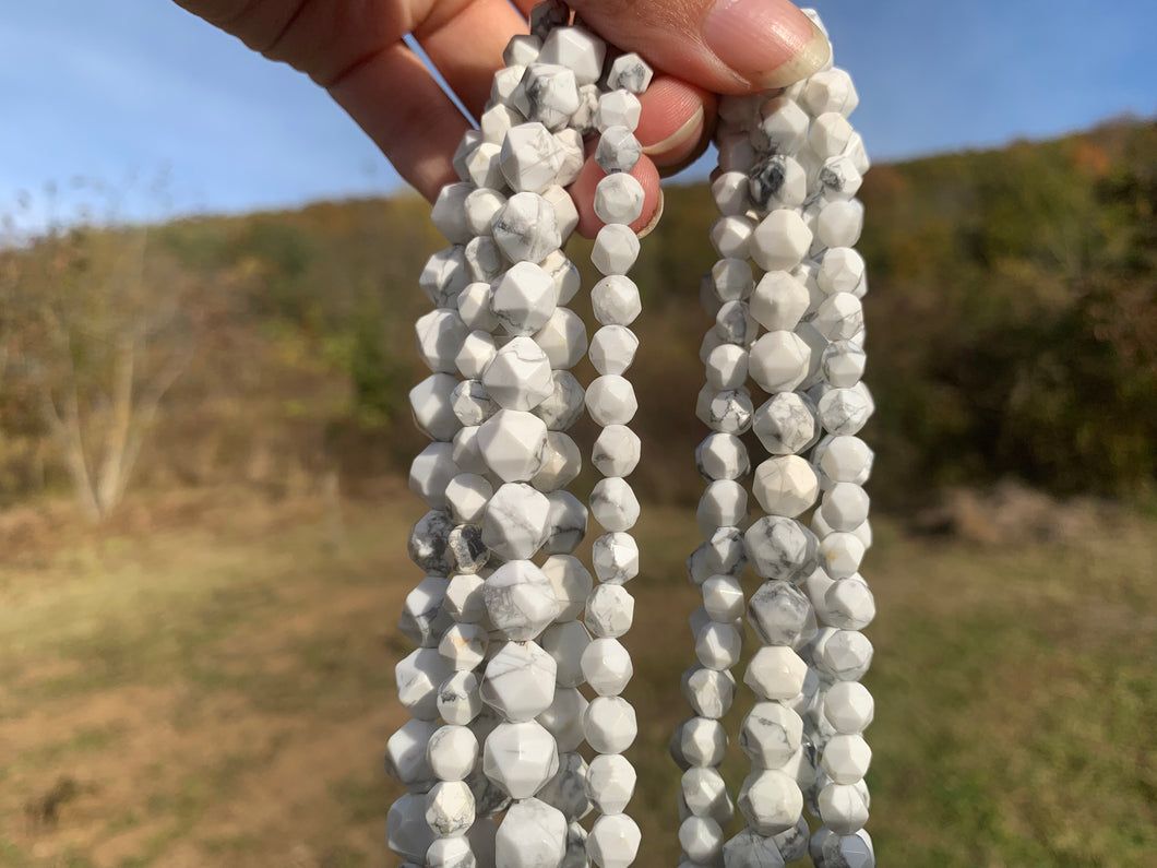Perles en howlite, forme diamant entre 6 et 10mm