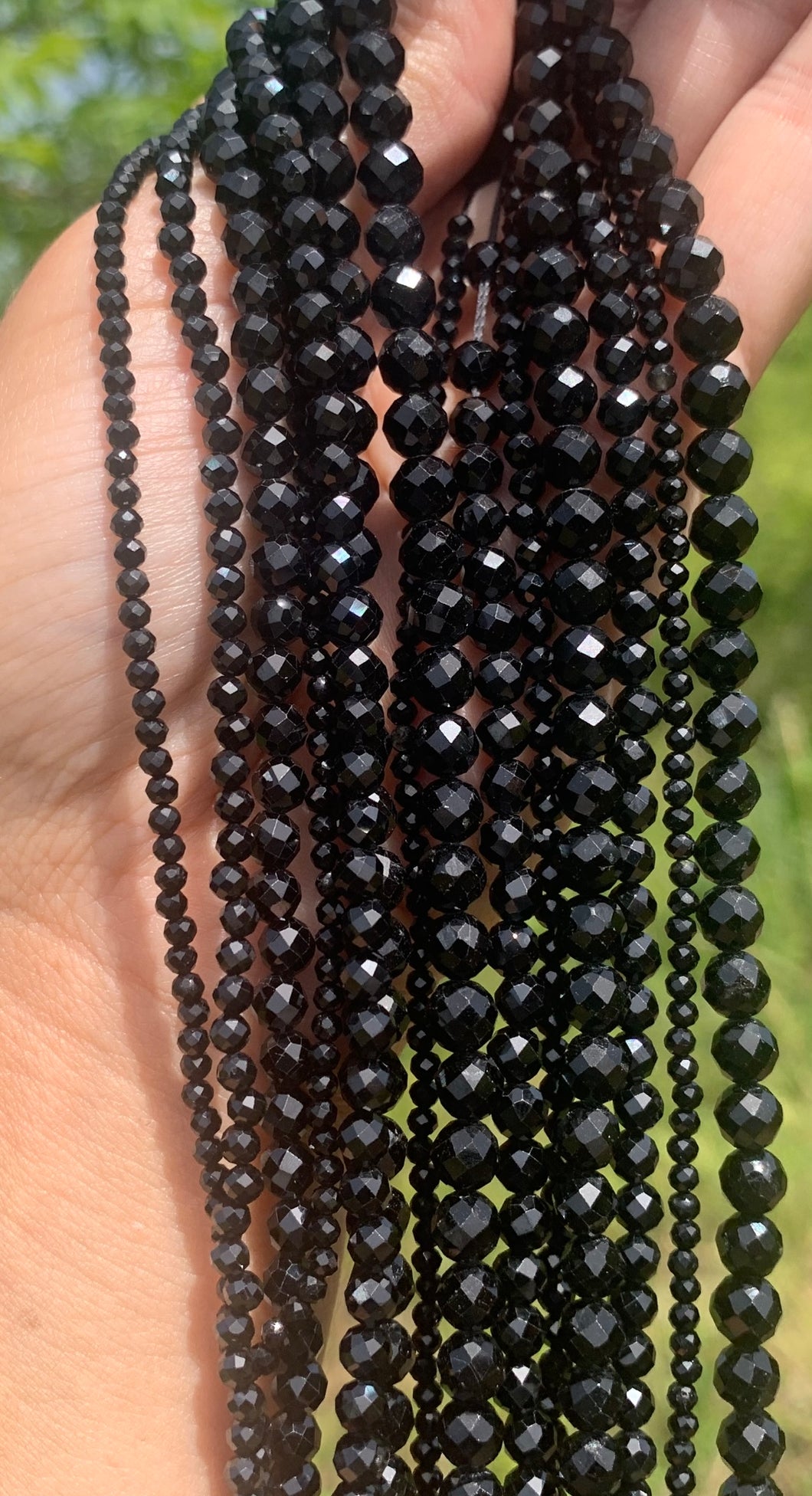 Perles en tourmaline noire facettées entre 2 et 6mm