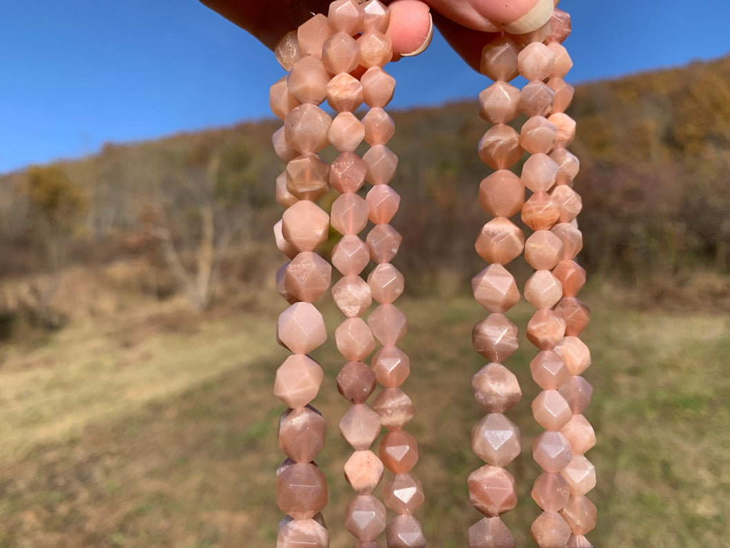 Perles en pierre de lune pêche, forme diamant entre 8 et 10mm