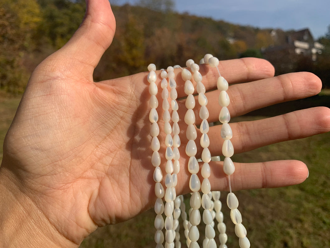 Perles en nacre blanche forme goutte