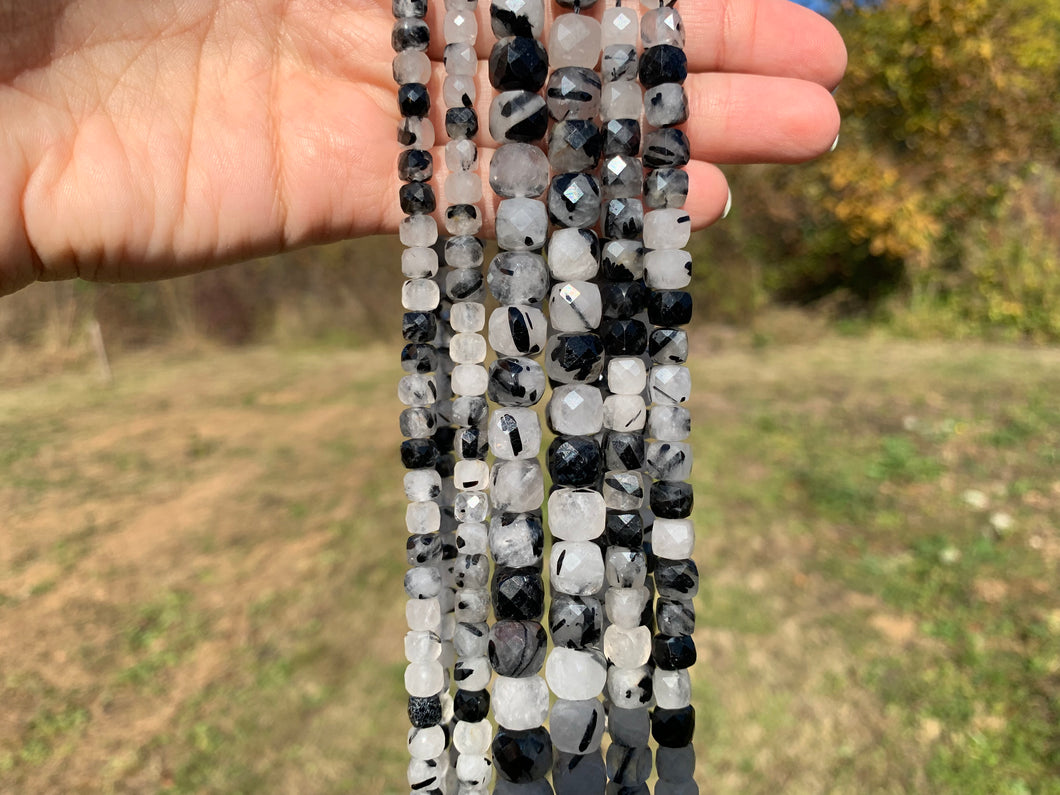Perles en quartz avec inclusions de tourmaline forme carré entre 5 et 9mm